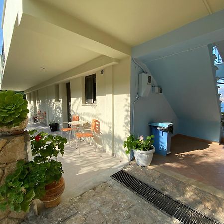 Mirovigli Family Rooms Lepedha Exterior photo